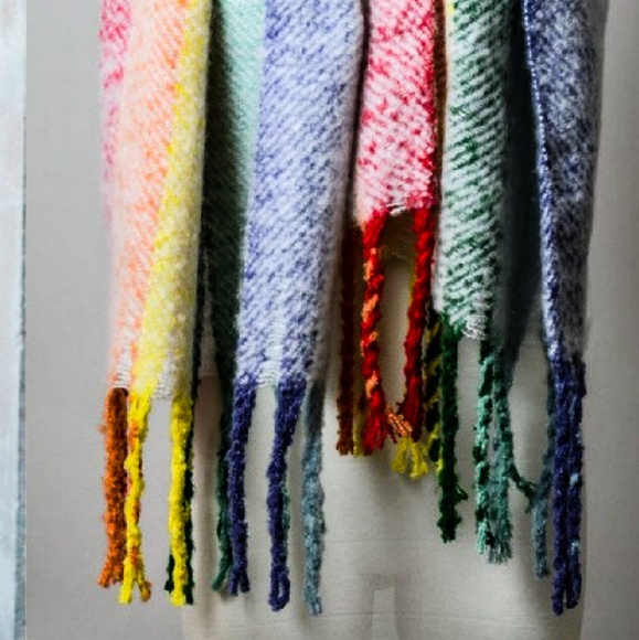 🧣💦 Soft Blue Rainbow Blanket Scarf! - Picture 2 of 3